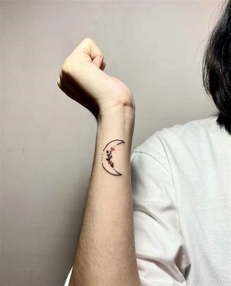 11 Minimalist Moon Tattoo Ideas You Ll Want For Your First Tattoo