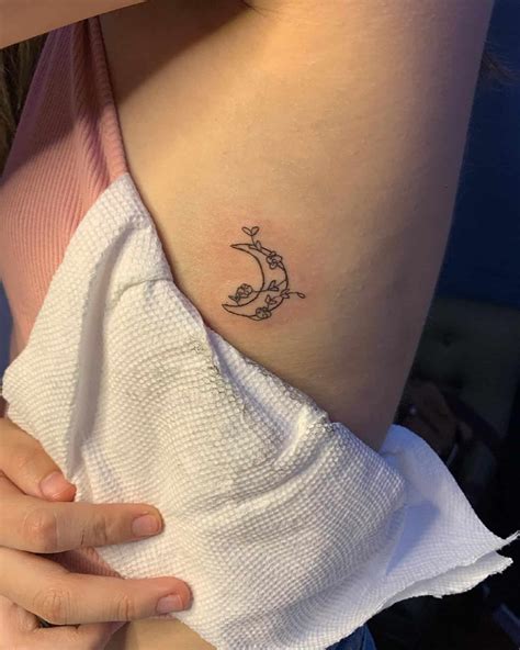 12 Amazing Women S Side Rib Tattoo Ideas