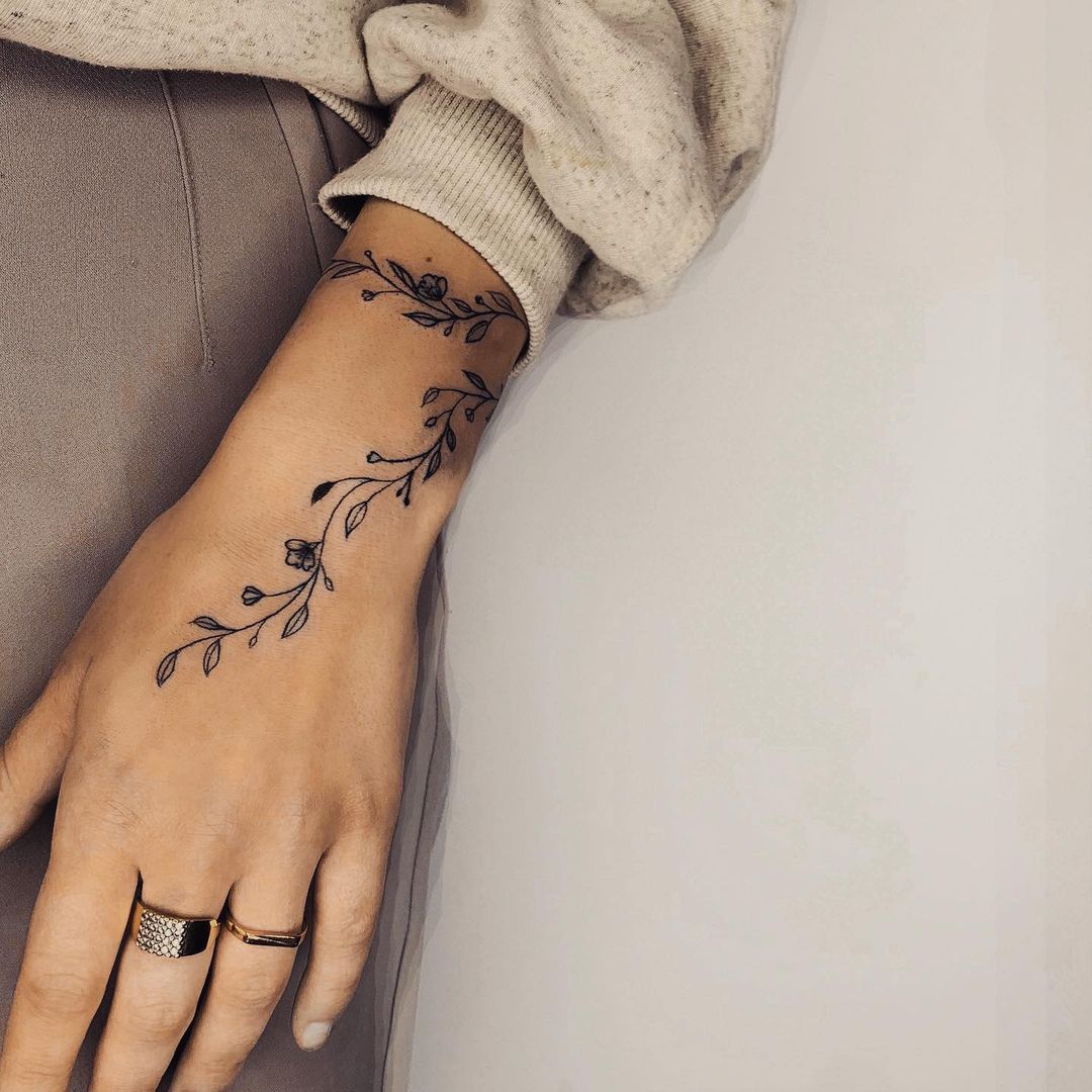 25 Women S Unique Hand Tattoos With Meaning To Inspire You Tuko Co Ke