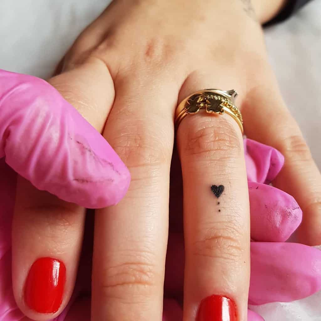 10 Tiny Finger Tattoos to Fall in Love With