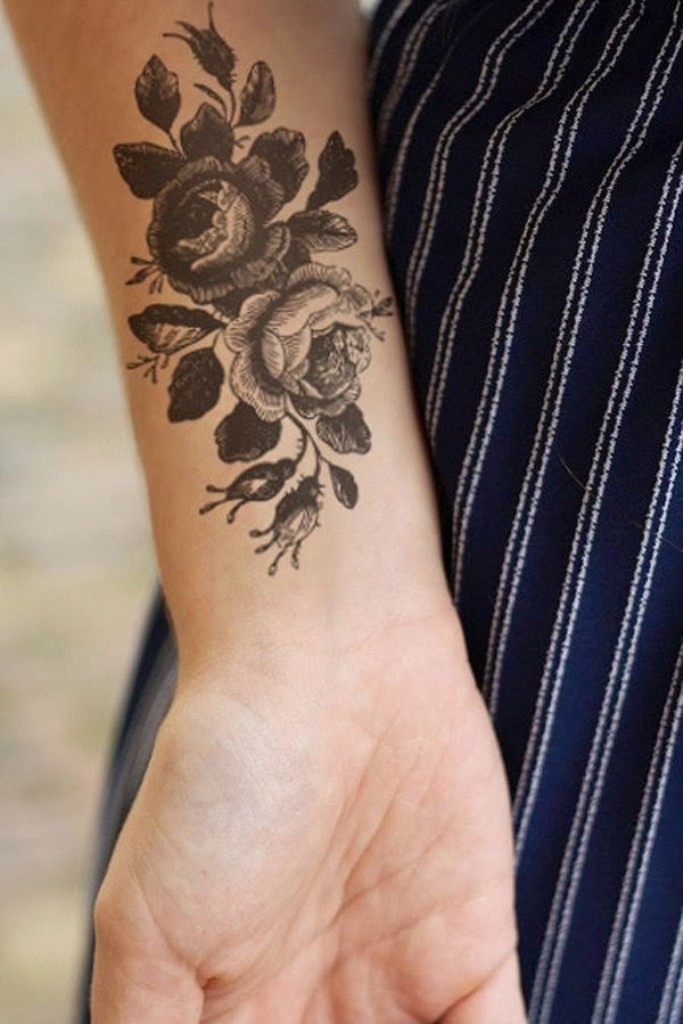 7 Pretty Flower Tattoo Designs for Your Wrist